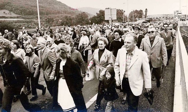 Mehr als 5000 Menschen waren unterwegs...sseln eine weitere Brcke gebaut wird.  | Foto: BZ Archiv