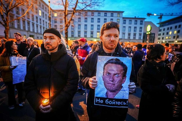 In Berlin versammeln sich Demonstrante...tte zuvor den Tod Nawalnys mitgeteilt.  | Foto: Kay Nietfeld (dpa)
