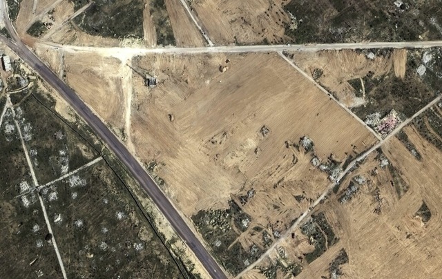 Satellitenbilder zeigen  Bauarbeiten  ...ptischer Seite an der Grenze zu Rafah.  | Foto: Uncredited (dpa)
