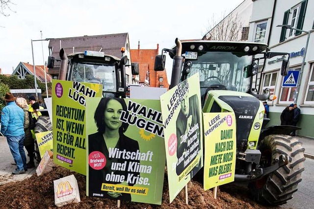 Biberach an der Ri: Plakate mit der A...bergischen Grnen in einem Misthaufen.  | Foto: Silas Stein (dpa)