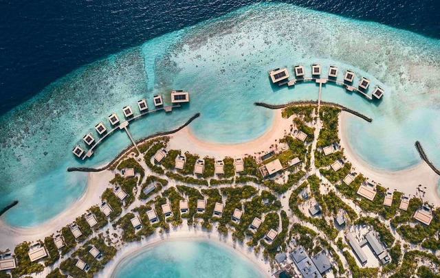 Die Buchten im Patina Maldives Resort ...nn sie sind von Menschenhand angelegt.  | Foto: Georg Roske (dpa)
