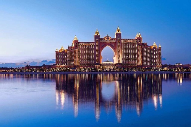 Das Hotel Atlantis liegt an der Spitze...&#8211;  zu den Wahrzeichen von Dubai.  | Foto: Dubai Tourism (dpa)