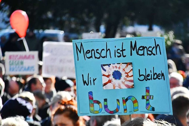 Schopfheim soll bunt bleiben, dafr se...mo gegen Rechtsextremismus in Lrrach.  | Foto: Barbara Ruda