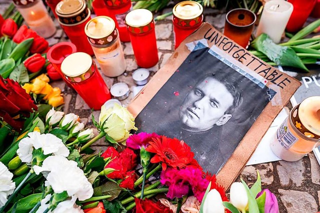 Blumen und Bilder liegen nach dem Tod ...or der russischen Botschaft in Berlin.  | Foto: Fabian Sommer (dpa)