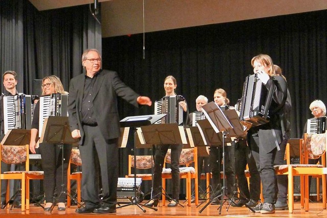 Harald Kniebhler und das Konzertorche...im Neujahrsempfang der Stadt Endingen.  | Foto: Ruth Seitz