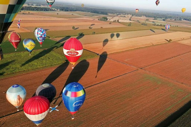 Eine Wettbewerbszene: Auf dem Boden si...dem die Ballonfahrer sogenannte Marker  | Foto: Verena Pichler