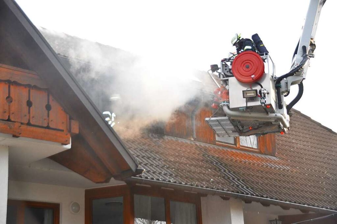 Die Feuerwehr lschte den Brand beim H...ampingplatzes Belchenblick in Staufen.  | Foto: Rainer Ruther