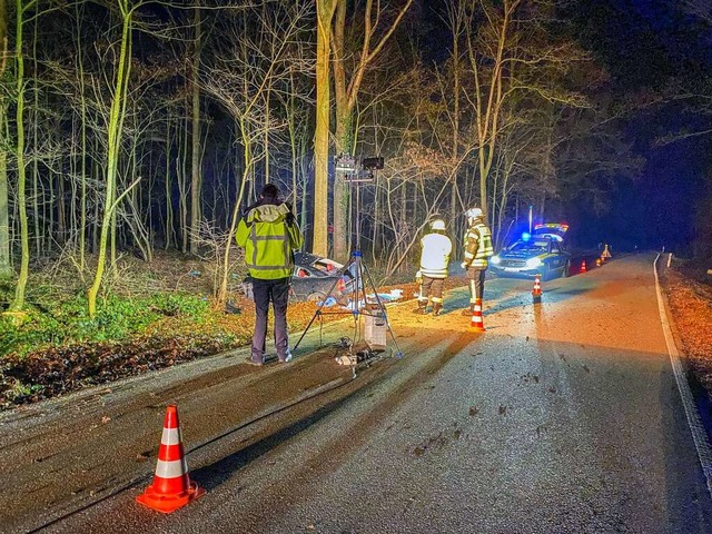 Unfallaufnahme beim Auto, das im Wald ...ried gegen eine Baum geschleudert war.  | Foto: Einsatz-Report24