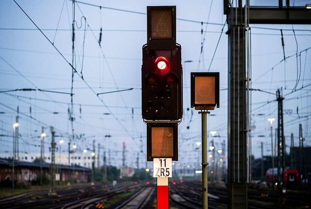 Das durchtrennte Kabel hatte eine Signalstrung zur Folge (Symbolbild).  | Foto: Hauke-Christian Dittrich (dpa)