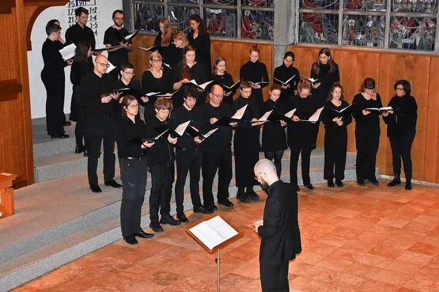 Dirigent Domenico Cerrito (vorne) fhrt den Chor Junge Kantorei an.  | Foto: Thomas Biniossek