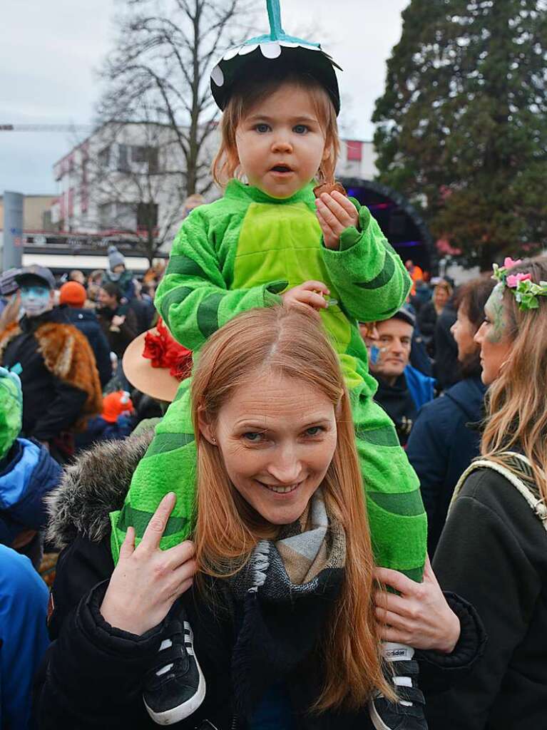 Beim Guggemonsterkonzert auf dem Weiler Rathausplatz wird zu schrgen Tnen gefeiert.