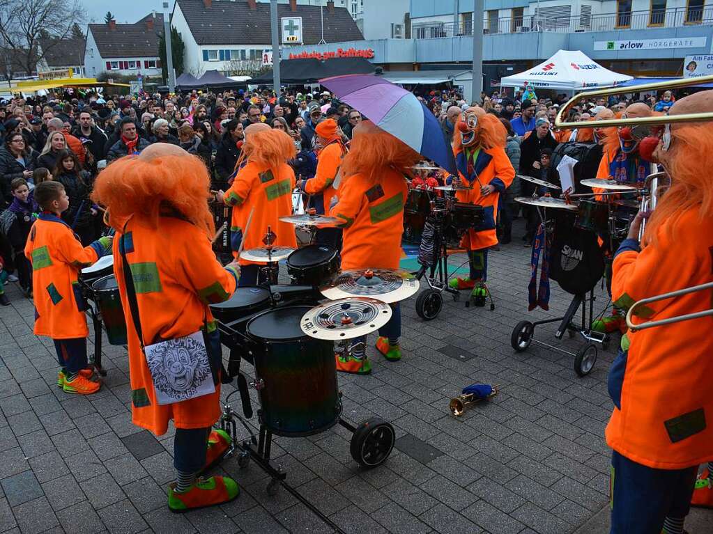 Beim Guggemonsterkonzert auf dem Weiler Rathausplatz wird zu schrgen Tnen gefeiert.