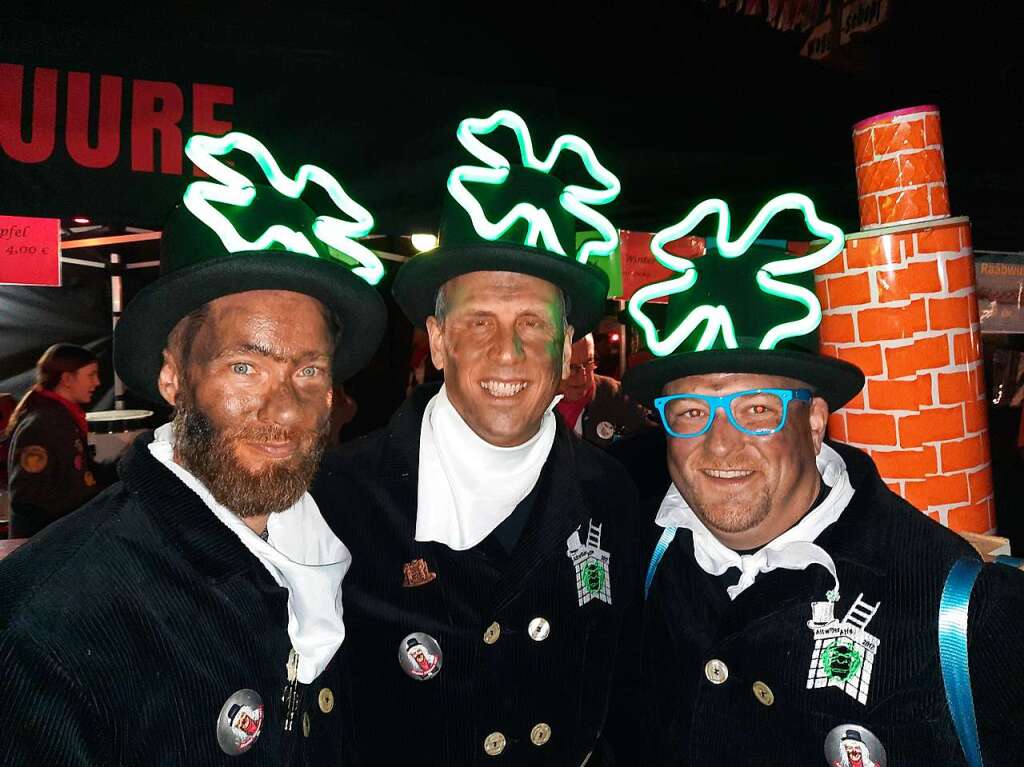 Beim Guggemonsterkonzert auf dem Weiler Rathausplatz wird zu schrgen Tnen gefeiert.