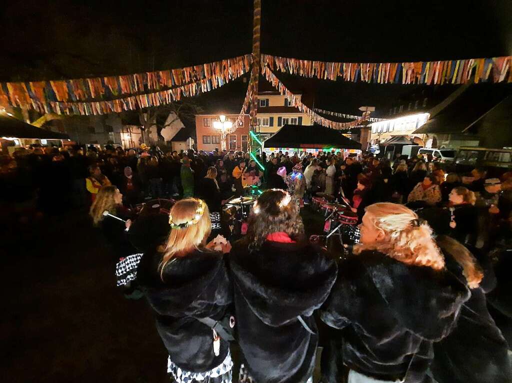 Beim Guggemonsterkonzert auf dem Weiler Rathausplatz wird zu schrgen Tnen gefeiert.