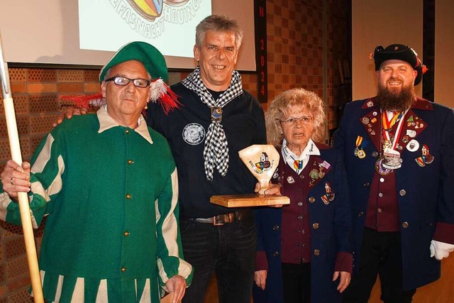 Herold Martin Issler (von links), Prei...irk Bender bei der bergabe des Pokals  | Foto: Paul Schleer