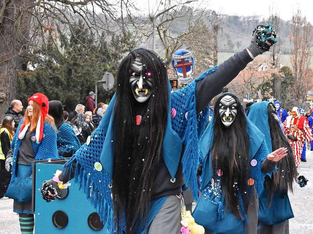 Die Narren ziehen durch Weil am Rhein und tausende Zuschauer feiern mit.