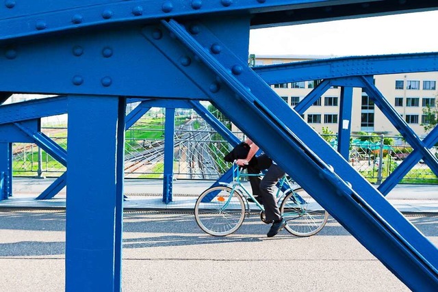 Ein Radfahrer ist von der &#8222;Blauen Brcke&#8220; gestrzt. (Symbolbild)  | Foto: Carlotta Huber