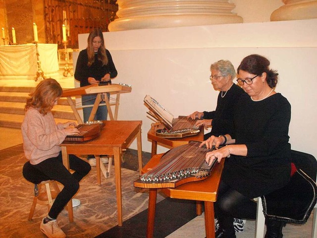 Drei Generationen, die zusammen musizi...tter Nicole (von links) auf der Zither  | Foto: Karin Stckl-Steinebrunner