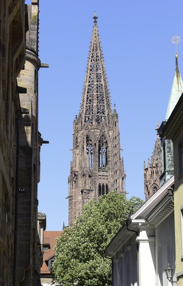 Zwei gotische Trme, die noch im Mitte...rden: Freiburg (links) und Straburg.   | Foto: Ingo Schneider