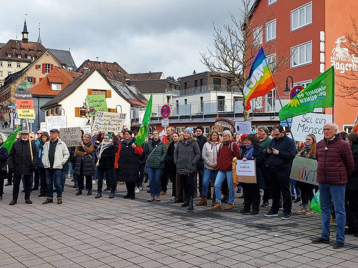 Kundgebung fr Demokratie, Vielfalt und Menschenrechte auf dem Narrenbrunnenplatz in Titisee-Neustadt