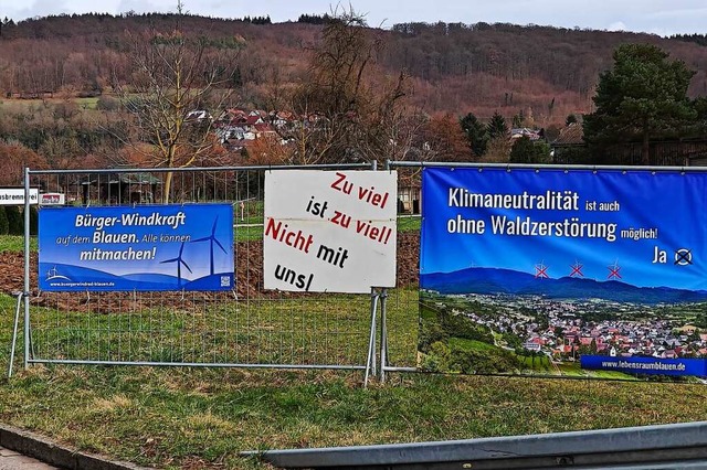 Plakate fr und gegen den Bau von Windrdern auf Schliengener Gemarkung.  | Foto: Oliver Faa