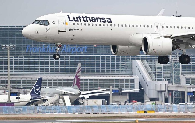 Verdi ruft das Lufthansa-Bodenpersonal ab Dienstag zu neuem Warnstreik auf.  | Foto: Arne Dedert (dpa)