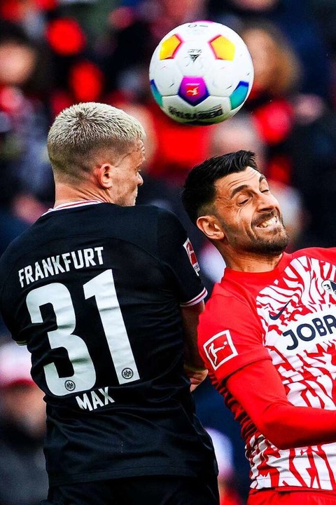 Freiburgs Vincenzo Grifo (r) in Aktion gegen Frankfurts Philipp Max (l).  | Foto: Tom Weller (dpa)