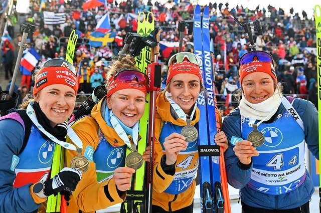 Die deutsche Frauen-Staffel mit (von l...vorletzten Tag der Biathlon-WM gewann.  | Foto: Hendrik Schmidt (dpa)