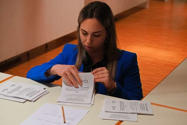 Eine Wahlhelferin im Brger- und Gste...konzentrierten Zhlen der Stimmzettel.  | Foto: Martin Pfefferle