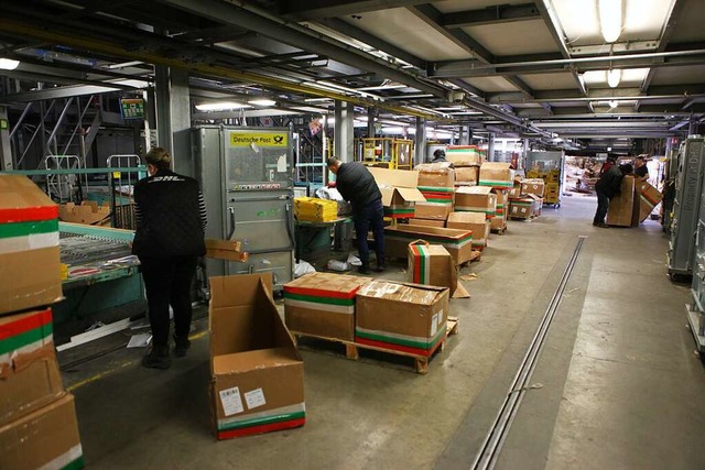 639 Menschen arbeiten im Paketzentrum ...ostleitzahl-Bereichen sortiert werden.  | Foto: Bastian Bernhardt