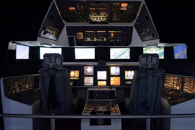 Bei der Ausstellung &#8222;Life in Spa...u eines Space-Shuttle-Cockpits werfen.  | Foto: Savera Kang