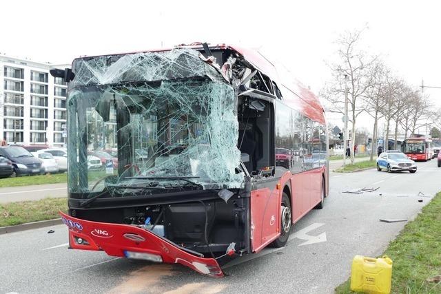 Polizei sucht nach Kollision von Lkw und Bus in Freiburg nun Zeugen