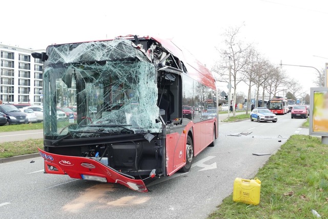 Ein Lastwagen und ein Linienbus sind bereits am Freitag zusammengestoen.  | Foto: Polizei Freiburg