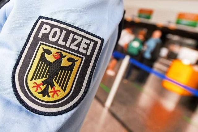 Mann erkennt gestohlene Sporttasche am Freiburger Hauptbahnhof wieder