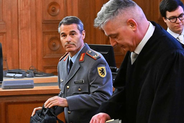 Der ehemalige KSK-Kommandeur Brigadege...teidiger Bernd Mssig im Gerichtssaal.  | Foto: Bernd Weibrod (dpa)