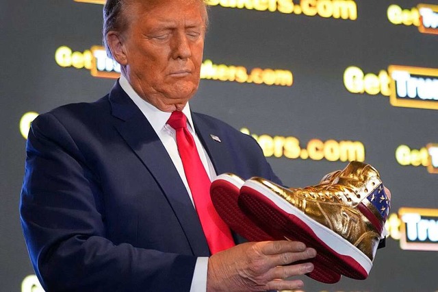 Donald Trump will mit goldenen Trump-Turnschuhen Geld verdienen.  | Foto: Manuel Balce Ceneta (dpa)