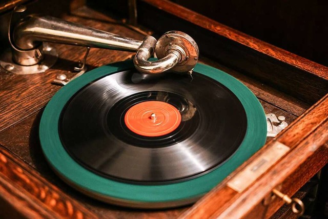 Eine Schellackplatte dreht sich auf einem Grammophon.  | Foto: Oliver Berg (dpa)