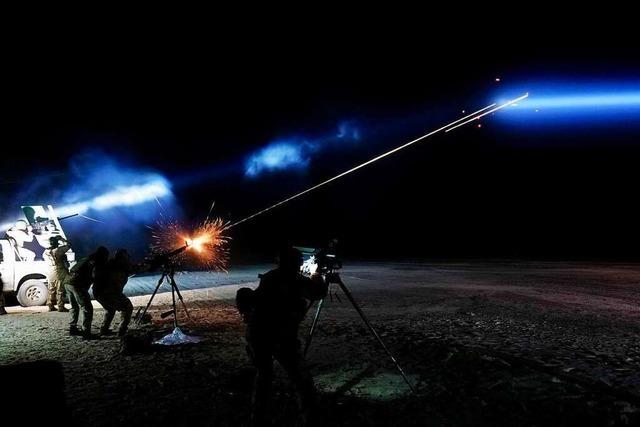Brack, brack, brack, brack – ukrainische Soldaten schießen mit Maschinengewehren auf russische Drohnen