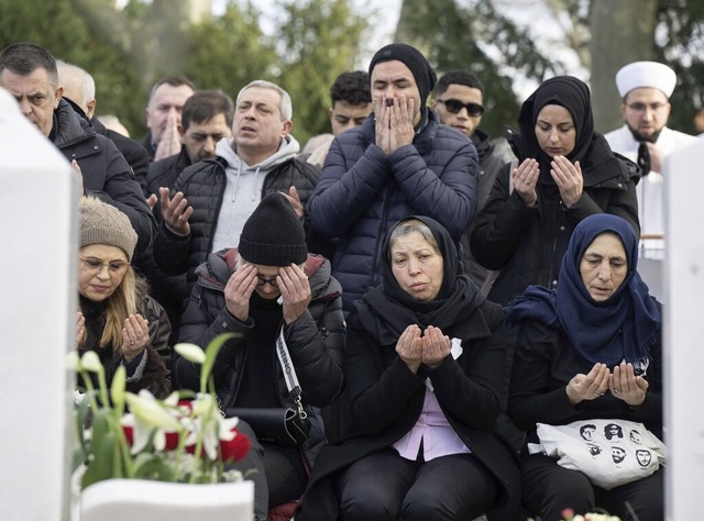 Angehrige und Freunde der Opfer geden...f dem muslimischen Grberfeld in Hanau  | Foto: Boris Roessler (dpa)