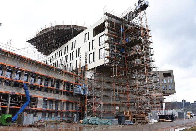 Der Klinik-Neubau nimmt Gestalt an, wa... groe Erwartungen mit dem neuen Haus.  | Foto: Robert Bergmann
