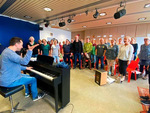 Patrick Heil gibt am Klavier alles, um...meinsame Konzert in der Steinhalle an.  | Foto: Alexander Steinmeier