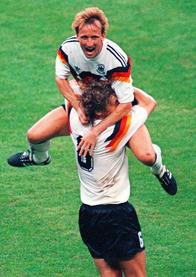 Andreas Brehme mit Guido Buchwald 1990 im Achtelfinale gegen die Niederlande  | Foto: Frank Kleefeldt (dpa)