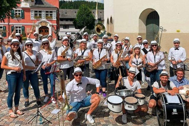 Das Markenzeichen der Lenzkircher Schelliband ist der weie Hut