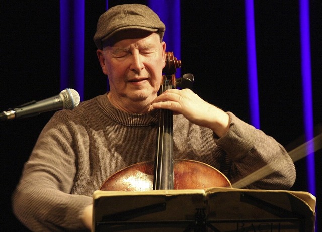 Witzig, virtuos und temporeich: Cellist Frank Wolff in der Kumedi.  | Foto: Christiane Franz