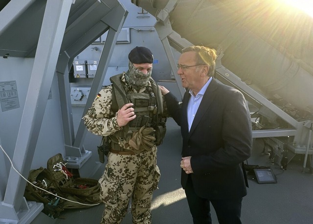 Verteidigungsminister Boris Pistorius ...n&#8220; mit einem Besatzungsmitglied.  | Foto: Michael Fischer (dpa)