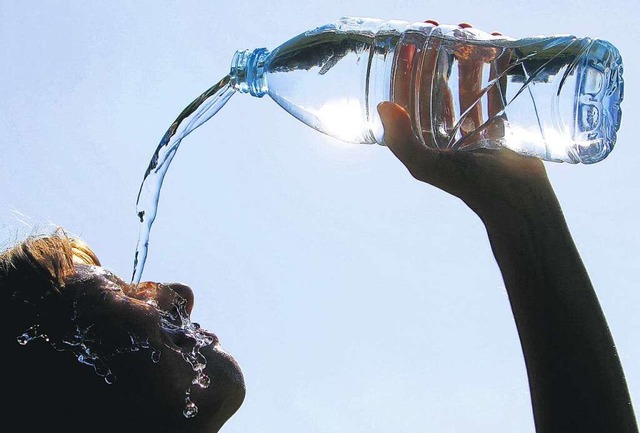 Um Wasserflaschen aufzufllen,  wollen Weiler Jugendliche einen Brunnen.  | Foto: Verwendung weltweit, usage worldwide