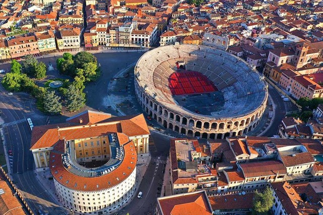 Fulufig von Ihrem Hotel aus erreichbar: die Arena di Verona  | Foto: Aerial-motion (Shutterstock.com)