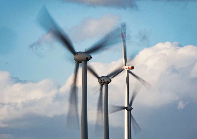 Gefhrden die geplanten Windkraftanlag...arzell? Diese Sorge hat eine Brgerin.  | Foto: Frank Rumpenhorst (dpa)