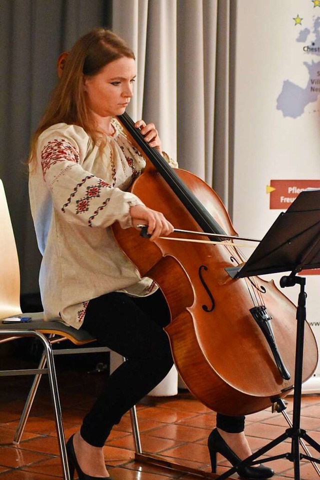 Die ukrainische Musikerin Nadia Schestakova begleitete den Vortrag musikalisch.  | Foto: Thomas Loisl Mink