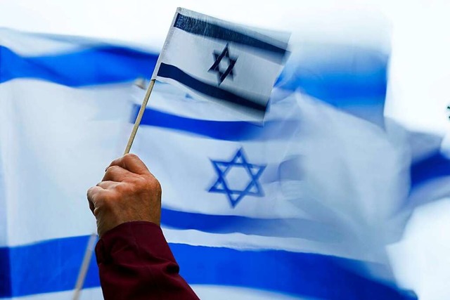 Ein Lahrer Jude wurde von einem 19-Jh...sche Flagge an seinem Haus angebracht.  | Foto: Lindsey Wasson (dpa)